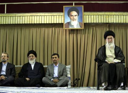 El ayatolá Alí Jamenei (derecha) y el presidente Ahmadineyad, ayer en Teherán.