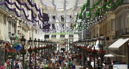 La Calle Larios, principal arteria del centro histórico de Málaga, en la víspera de la feria