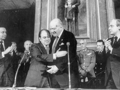 Jordi Pujol abraça Josep Tarradellas en la seva presa de possessió com a president de la Generalitat.