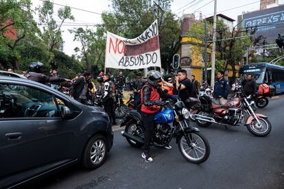 Motociclistas bloquean las vialidades aledañas a la SEMOVI, en Ciudad de México