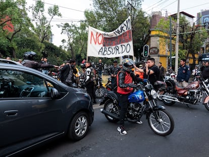 Motociclistas bloquean las vialidades aledañas a la SEMOVI, en Ciudad de México, el 22 de noviembre de 2022.