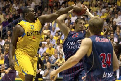 Teletovic y  Sofoklis durante el partido