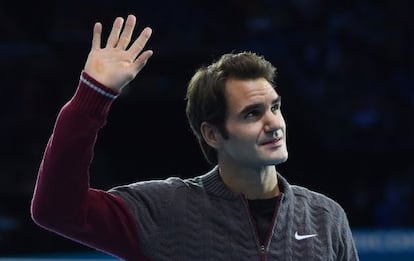 Federer, con la mano llena de ampollas, se despide del público. 