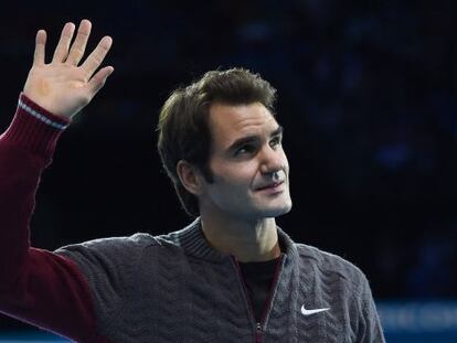 Federer, con la mano llena de ampollas, se despide del público. 