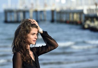 L'actriu italiana Elisa Sednaoui al Lido de Venècia, l'1 de setembre de 2015. Sednaoui presentarà la cerimònia d'obertura de la 72 edició Festival de Cine de Venècia.