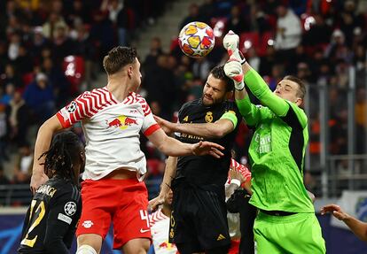 Lunin, en un balón aéreo contra el Leipzig.