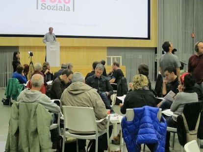 Mesas de trabajo de la reunión del Foro Social, en Bilbao.