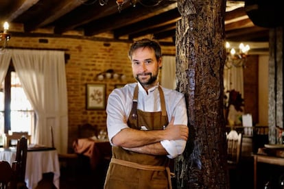 Miguel Ángel de la Cruz en su restaurante La Botica. MIGUEL PEREDA