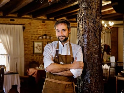 Miguel Ángel de la Cruz en su restaurante La Botica. MIGUEL PEREDA