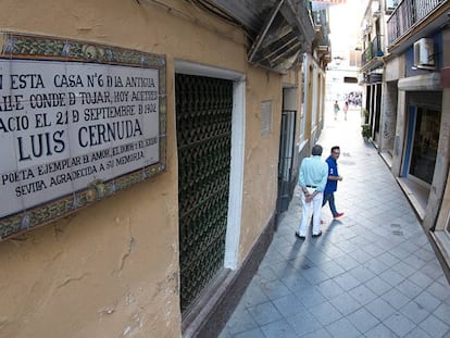 Fachada de la casa natal de Luis Cernuda, en Sevilla.