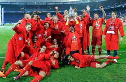 Los jugadores del Twente celebran su victoria en la Copa de Holanda vestidos con albornoces.