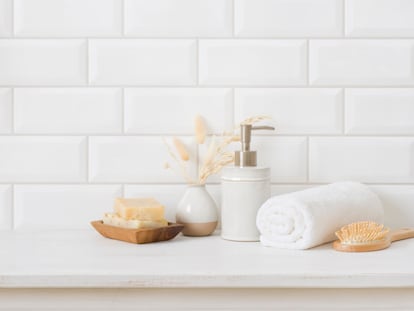 Un cepillo de limpieza eléctrico para dejar los azulejos del baño como nuevos