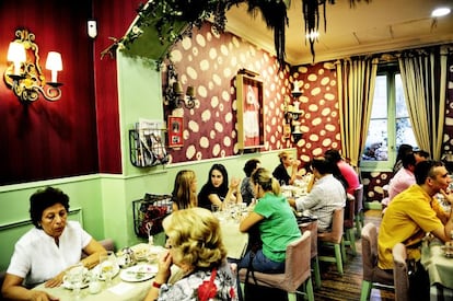 El lugar perfecto para disfrutar del té de las cinco con todo el ritual y en una atmósfera netamente inglesa con sus mesas con mantel de hilo, paredes empapeladas con diseños florales, visillos y adornos victorianos. Y como el teatime es una comida en toda regla no faltan los expositores de dos pisos para ofrecer todo lo necesario para merendar como todo un lord británico: scones con clotted cream, pastas de té, sándwiches y muffins. También hay chocolate Cadbury caliente recubierto de nata y tarta de naranja con bizcocho relleno de queso cremoso. Parte de los beneficios del salón de té se destina a la fundación humanitaria AGH.  » Santa Engracia, 4. Madrid. www.livinginlondon.es