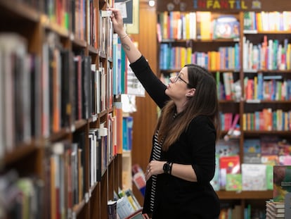 Una empleada de la librería Alibri de Barcelona ordenando las estanterías.