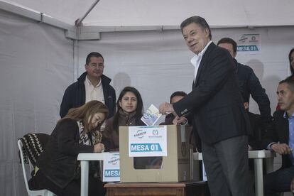 Els colombians, amb el seu president, Juan Manuel Santos, al capdavant, han començat a votar aquest diumenge en un plebiscit per ratificar o rebutjar l'acord de pau que el Govern de Juan Manuel Santos i les Forces Armades Revolucionàries de Colòmbia (FARC) van signar el ja històric 26 de setembre per resoldre la guerra més antiga de l'hemisferi occidental. En la imatge, Juan Manuel Santos diposita el seu vot a la mesa 1 al Congrés colombià.