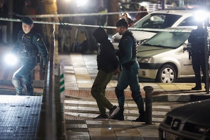 El presunto asesino de tres hermanos en Morata de Tajuña, en el registro de su vivienda en Arganda del Rey.