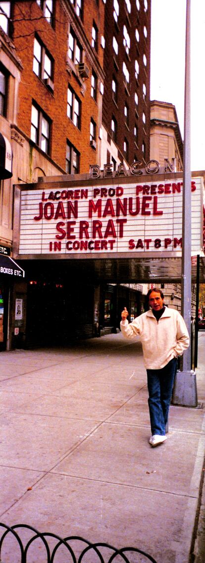 En la segunda mitad de la década de los 70, Serrat vivió durante un tiempo en Nueva York, después de pasar por México. De ahí viajó a París y después a España. "Estaba aún activo el Tribunal de Orden Público, y a pesar de tener abierta una orden de aprehensión solo me demoraron un par de horas en el aeropuerto: no fui detenido, como temían muchos de mis amigos". Serrat hizo tiempo antes unas declaraciones a la prensa mexicana después del fusilamiento de cinco militantes antifranquistas. El Gobierno de aquel momento le abrió un proceso por injurias al Jefe del Estado por el que tuvo que exiliarse a México "hasta la muerte del dictador".