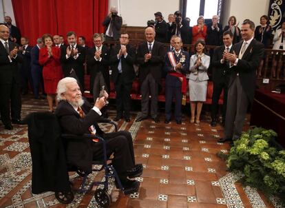 El rey Felipe VI aplaude al escritor mexicano Fernando del Paso tras hacerle entrega del Premio Cervantes.