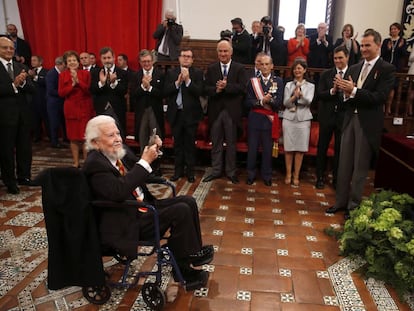 El rey Felipe VI aplaude al escritor mexicano Fernando del Paso tras hacerle entrega del Premio Cervantes.