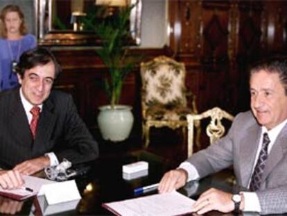 Anoop Singh, directivo del FMI (izquierda), junto al presidente argentino Eduardo Duhalde.