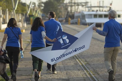 Creadores de la iniciativa Los18.org en el Muelle de las Delicias, en Sevilla.