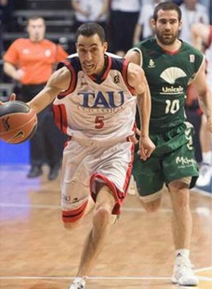 Pablo Prigioni corre por delante de Carlos Cabezas