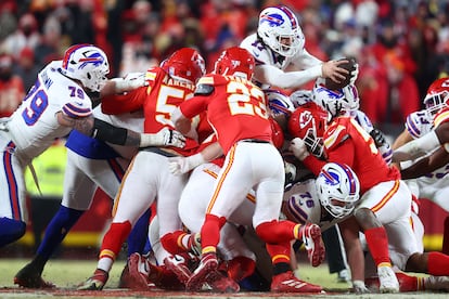 Un lance de la final de la ACF entre los Kansas City Chiefs (de rojo) y los Buffalo Bills de este domingo.