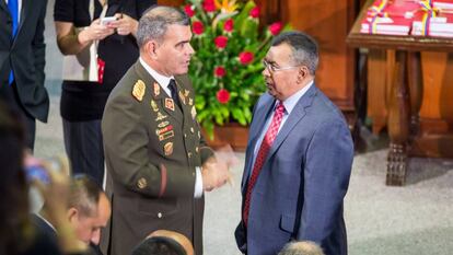 El ministro Padrino habla con el ministro de Interior, N&eacute;stor Reverol.