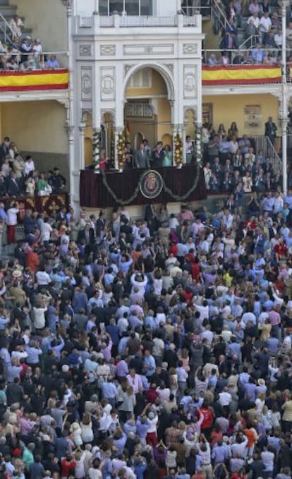 El público de la plaza rinde homenaje al Monarca.