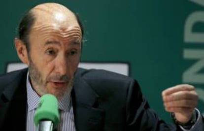 El secretario general del PSOE, Alfredo Pérez Rubalcaba, durante una entrevista a Onda Cero. EFE/Archivo