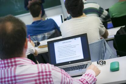 Alumnos en un aula de la Universidad Politècnica de Catalunya (UPC).