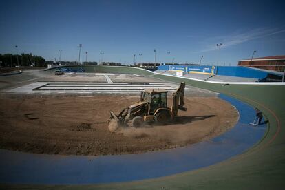 Operarios trabajan en el velódromo Campclar.