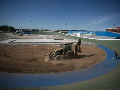 Operaris treballen al velòdrom Campclar.