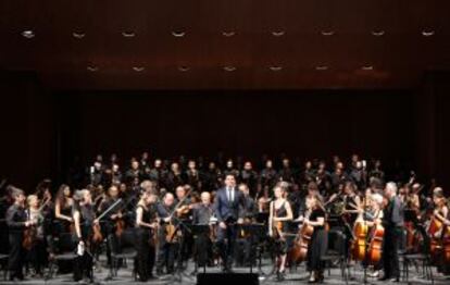 Arturo Díez Boscovich es ovacionado por el público del Gran Teatro de Córdoba.