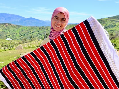 Saida Chouli, presidenta de la cooperativa de Tanafet, mostraba a principios de abril un 'mendil', la sobrefalda y velo que llevan las amazigh, tejido por sus compañeras.