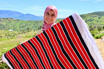 Saida Chouli, presidenta de la cooperativa de Tanafet, mostraba a principios de abril un 'mendil', la sobrefalda y velo que llevan las amazigh, tejido por sus compañeras.
