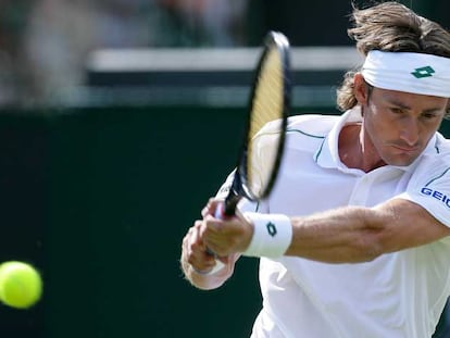 Ferrero golpea la pelota en su partido ante Blake.