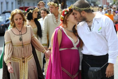 Couples celebrate their wedding under Celt tradition.