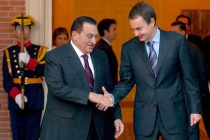 Hosni Mubarak y José Luis Rodríguez Zapatero se saludan en la puerta de la Moncloa.