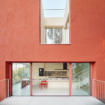 La cocina, concebida en continuidad fluida con la terraza adyacente.