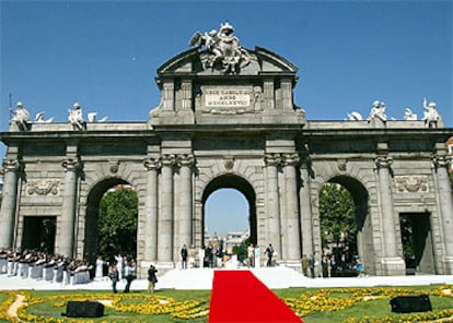 La Puerta de Alcalá, testigo excepcional de la historia de la capital, ha sido el escenario estrella de este episodio del proyecto olímpico de Madrid. Frente a su arco central se ha encendido el pebetero con la asistencia de una alta representación institucional.