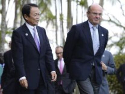 Primer ministro de Finanzas japon&eacute;s camina con Luis de Guindos en la cumbre del G-20.
