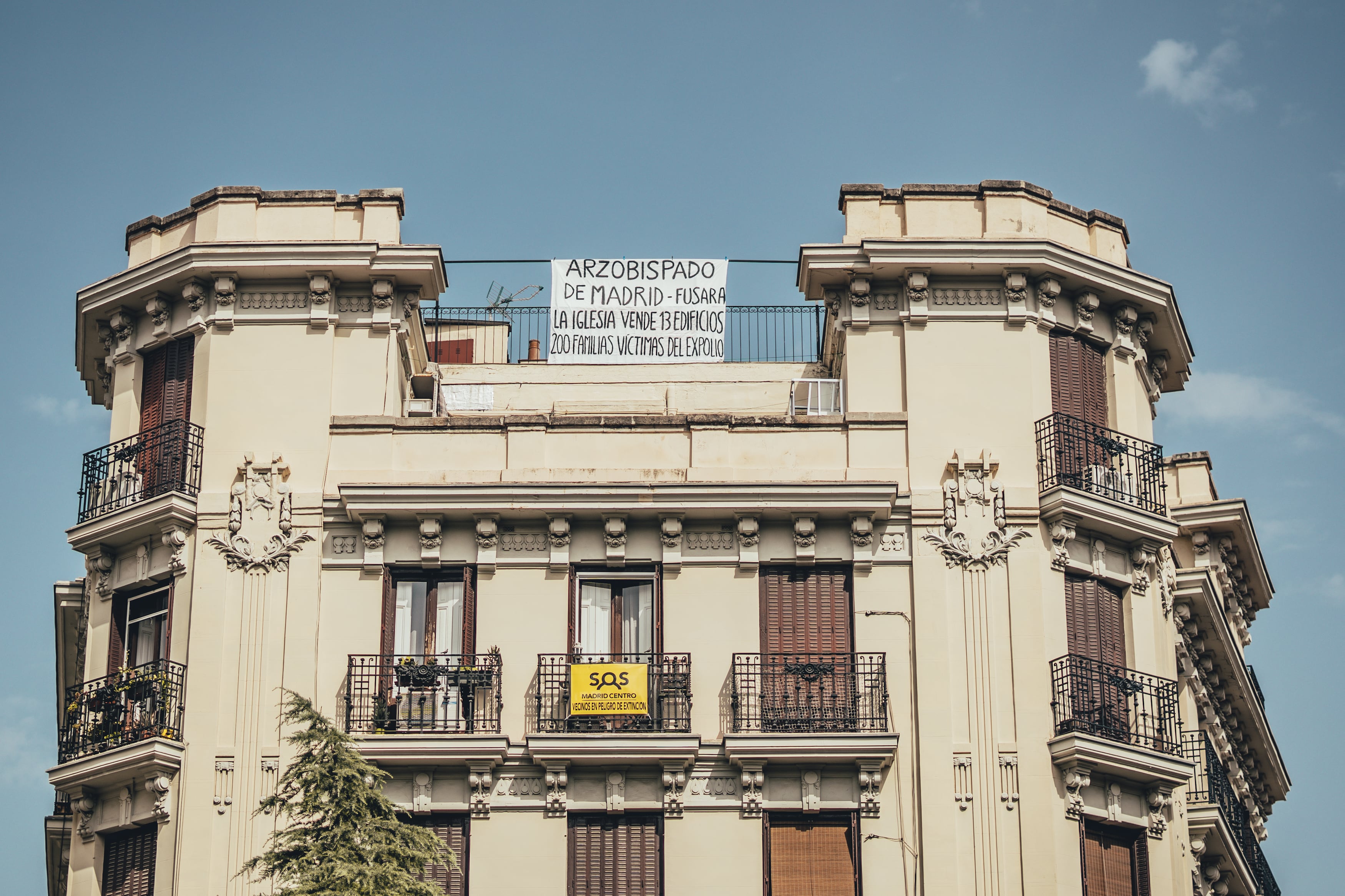 Los afectados por la venta de 13 edificios de una fundación vinculada a la Iglesia acuden al Constitucional y piden ayuda al Papa