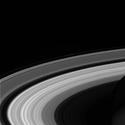 Se espera que la nave pierda el contacto por radio con la Tierra dentro de uno a dos minutos después de comenzar su descenso en la atmósfera superior de Saturno. Esta es una de las últimas imágenes que ha tomado de los anillos de Saturno.