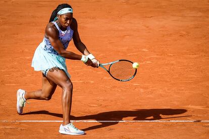 Gauff golpea la bola durante la semifinal contra Trevisan.