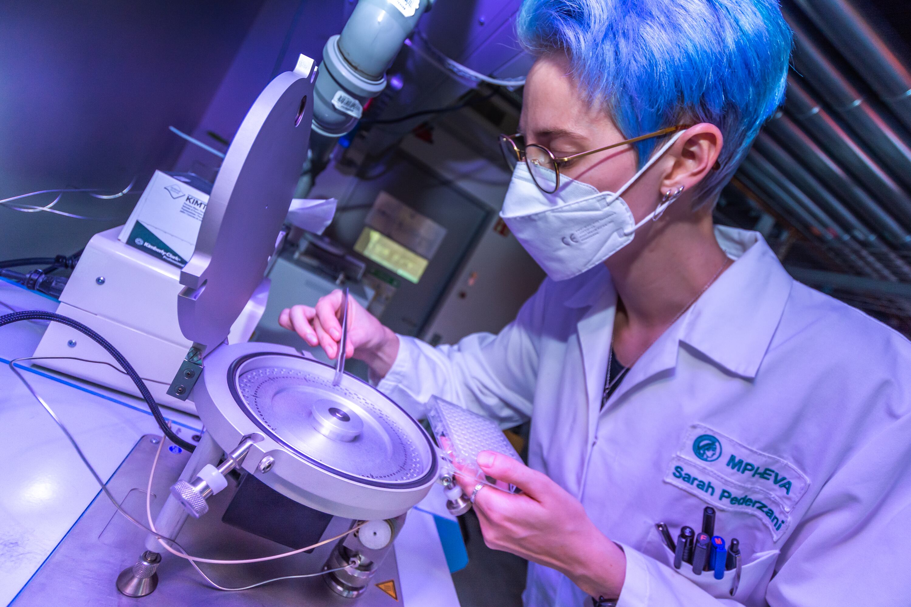 Sarah Pederzani, investigadora de la Universidad de La Laguna, trabaja en el laboratorio.