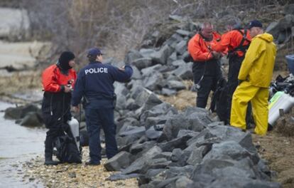 Un equipo de buzos se incorpora a la búsqueda de nuevos restos humanos en las playas de Long Island.