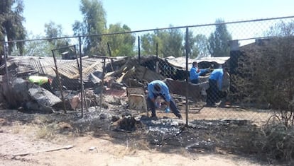 Peritos trabajando en el incendio del asilo