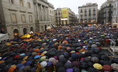 Manifestants a la plaça de Sant Jaume de Barcelona dimarts a la tarda.