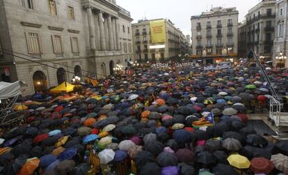 Manifestants a la plaça de Sant Jaume de Barcelona dimarts a la tarda.